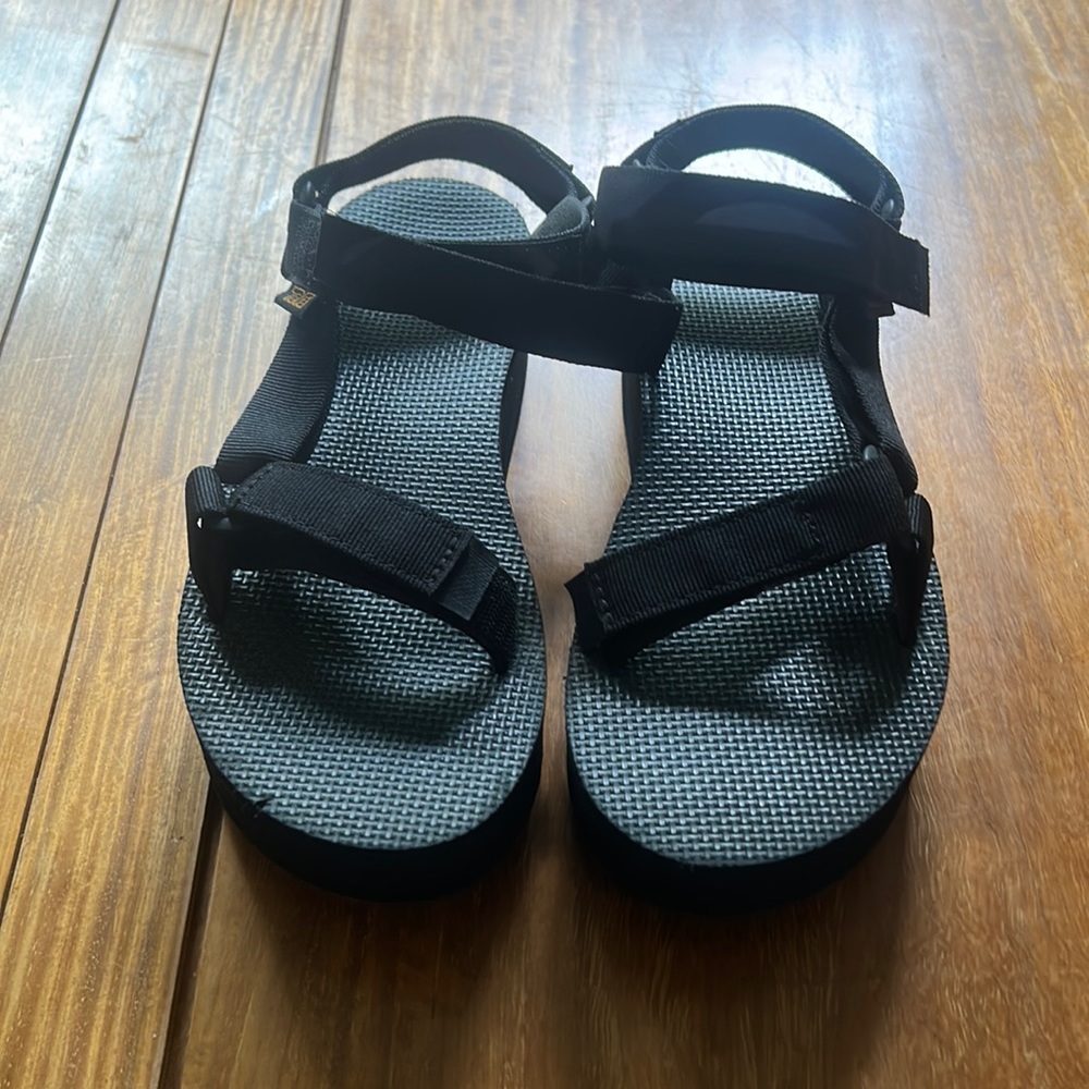 Women’s Sandals. TEVA. Size 8